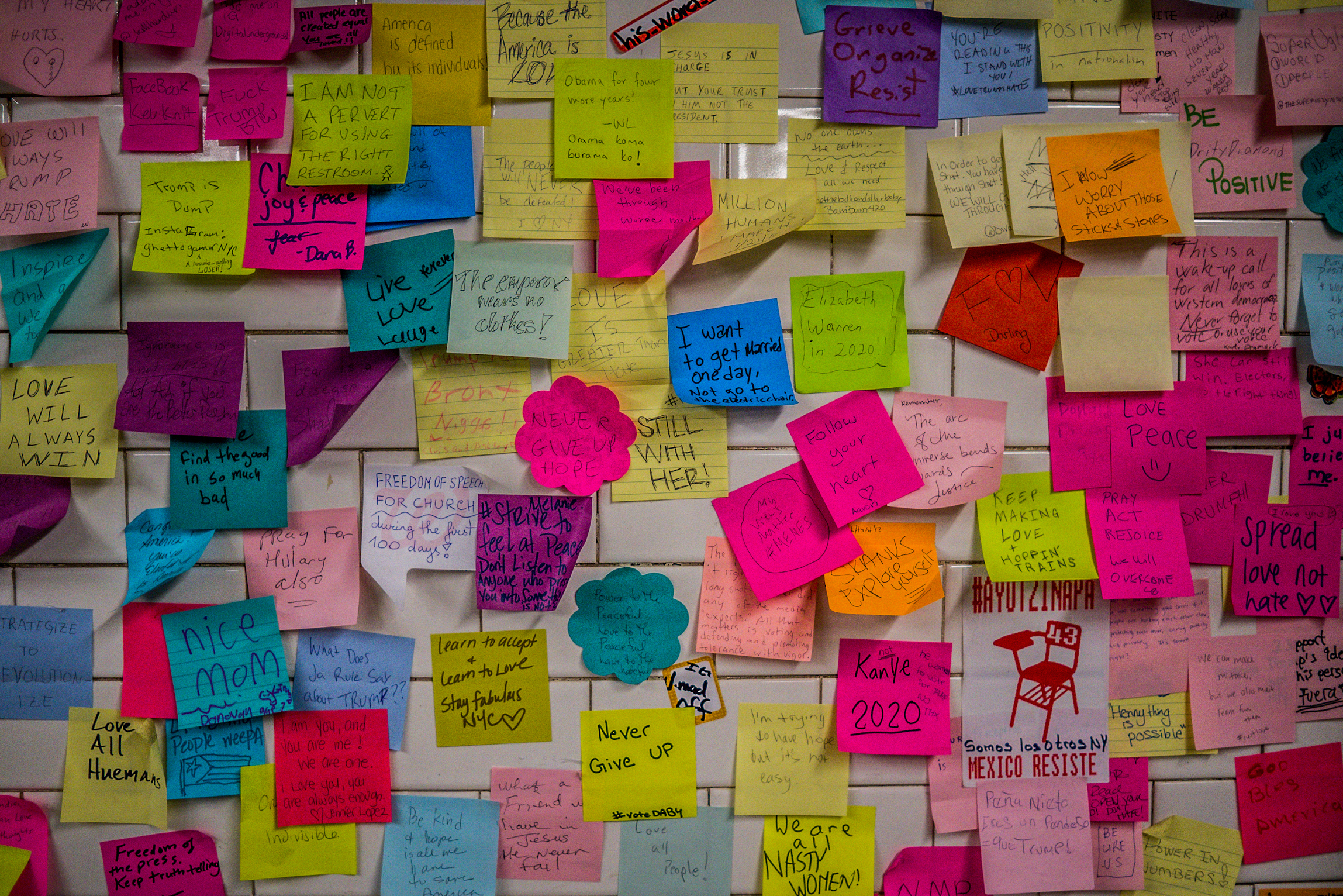 sticky notes as therapy in new york subway